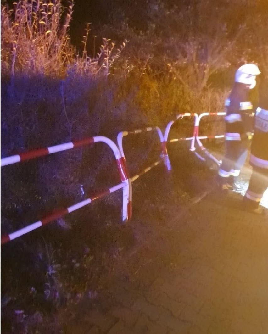 Polanka Wielka. 22-letni kierowca wypadł z drogi i uderzył w barierki na ul. Długiej [ZDJĘCIA]