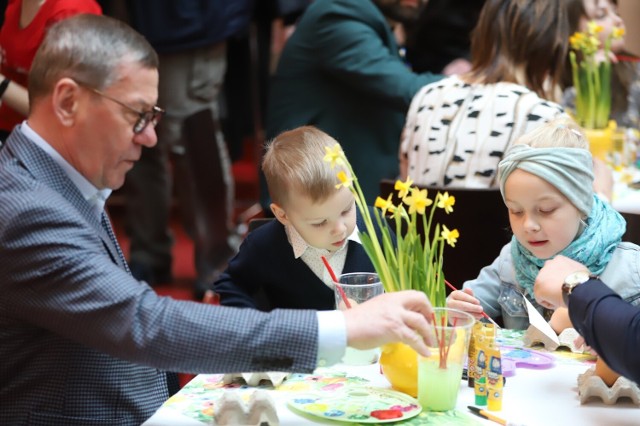 Henryk Milcarz, radny sejmiku i prezes Wodociągów Kieleckich wraz z wnuczkami - Piotrusiem i Polunią.