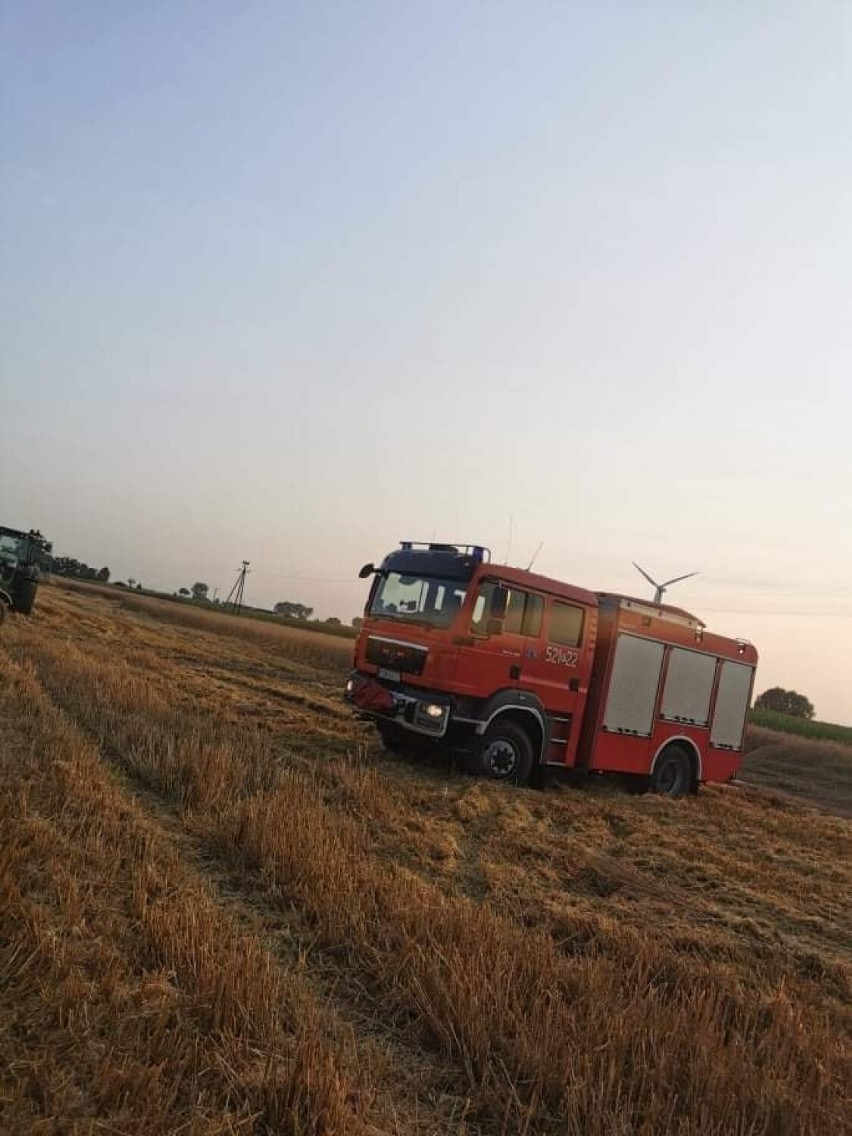 Strażacy gasili pożar w gminie Oborniki. Spaliło się pół hektara ścierniska