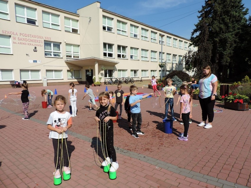 Integracyjne zajęcia uczniów klas pierwszych z sandomierskiej "trójki". Zobacz zdjęcia