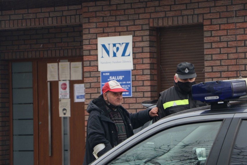 Strażacy-ochotnicy z gminy Uniejów pomagają seniorom w transporcie na szczepienia (zdjęcia)