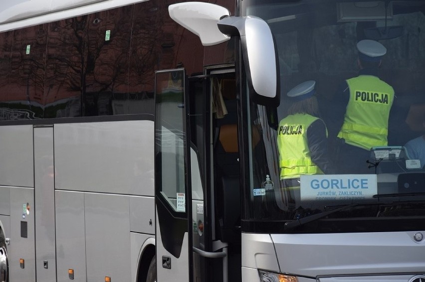 Kraków. Policja kontroluje liczbę osób w środkach komunikacji miejskiej oraz parkach i skwerach