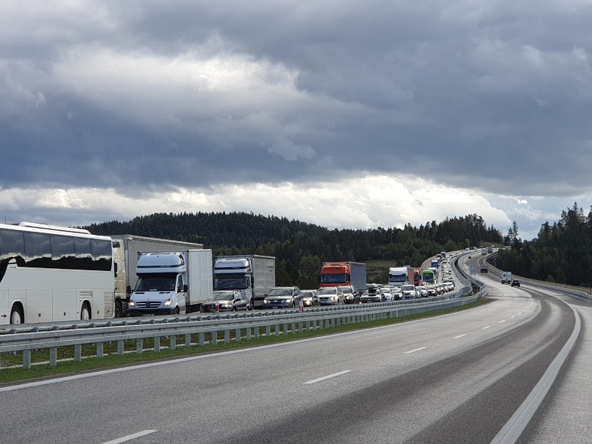 Ekspresowa zakopianka dalej stoi w korkach, bo kierowcy gubią się na rondzie w Skomielnej?