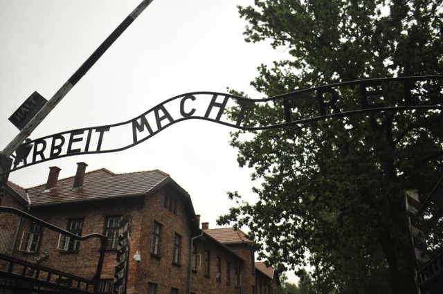 Napis „Arbeit macht frei” - symbol Holokaustu, okrucieństwa, zła. Stał się znakiem niemal tak rozpoznawalnym, jak logo Coca-Coli. Niektórzy mieszkańcy Oświęcimia mają już dość tej symboliki