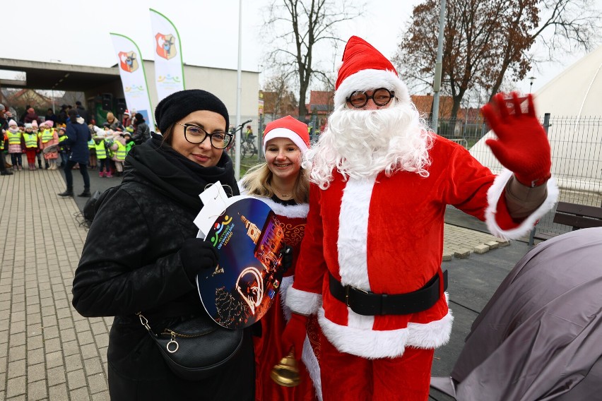 Tłumy ubierały dziś choinkę  w Lesznie. Przy stadionie i lodowisku mimo chłodu było gorąco