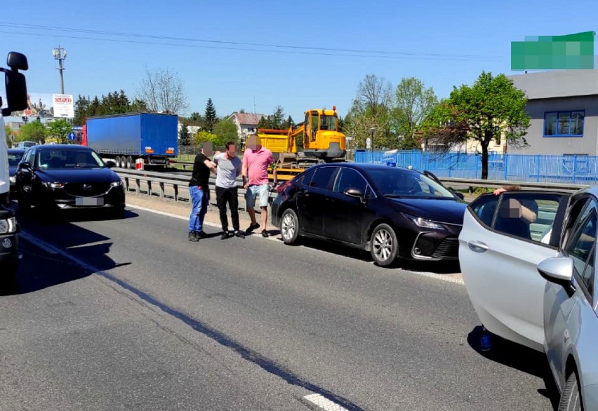 W trzech włamali się do domu pod Warszawą, ukradli biżuterię i aparat. Policja zatrzymała ich na drodze