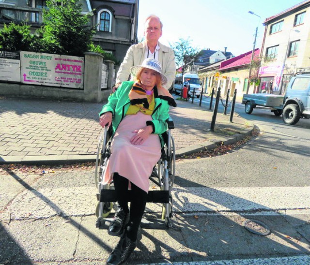Wiesław Adamik z mamą Stanisławą. Kobieta na ulubione wernisaże w miejskim Centrum Kultury nie da rady wjechać tym wózkiem, nawet z pomocą syna. W piątek, podczas happeningu, lokalni politycy mogli przekonać się, jak wygląda poruszanie się po mieście na wózku inwalidzkim