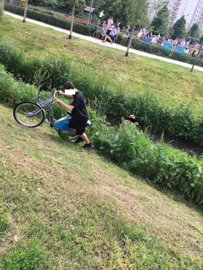 Veturilo, Warszawa. Nastolatkowie potraktowali rower miejski jak zabawkę i... wrzucili do wody [ZDJĘCIA]