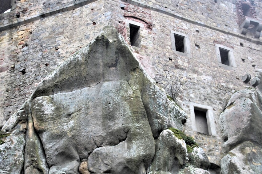 Budowla została wzniesiona na skale - na wysokości 452 m n.p.m. Za czasów Kazimierza Wielkiego warownia służyła jako graniczny zamek obronny
