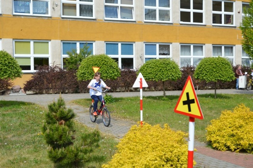 Tczew: konkurs wiedzy o ruchu drogowym dla uczniów. FOTO