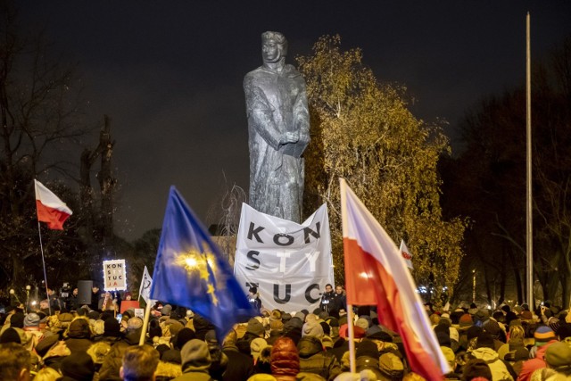 W Poznaniu oraz ponad 100 innych polskich miastach odbyły się demonstracje w obronie sędziów i przeciwko politycznym naciskom na wymiar sprawiedliwości.

Zobacz zdjęcia --->