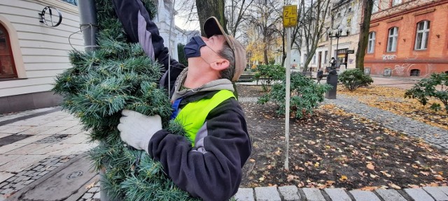 Rozpoczęło się strojenie Zielonej Góry na święta. Na deptaku zawisły girlandy, między kamienicami pojawiły się podświetlane gwiazdy