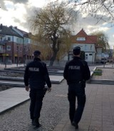 Pruszczańscy policjanci przypominają o obowiązujących obostrzeniach i dalej prowadzą działania na rzecz COVID-19