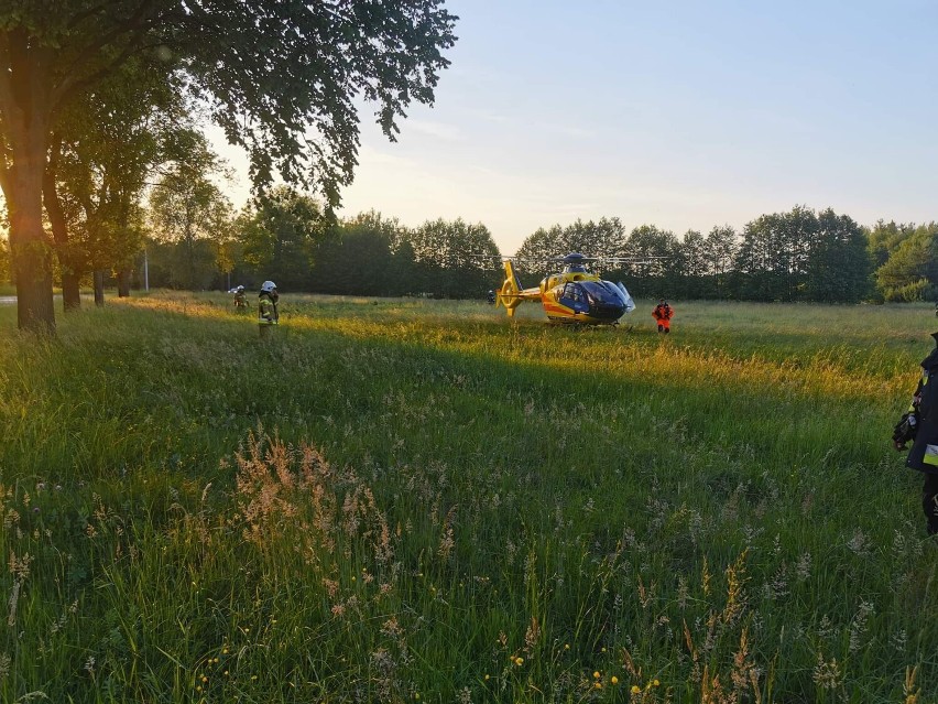 Wypadek na drodze 713 w Kamieniu między Tomaszowem a Opocznem. Samochód skosił słup [ZDJĘCIA]