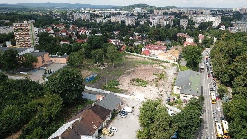 Co jest za tym płotem w centrum Kielc? Wielka inwestycja na Wzgórzu Karscha  - zobacz co się tu zmieniło [ZDJĘCIA I WIDEO Z DRONA]