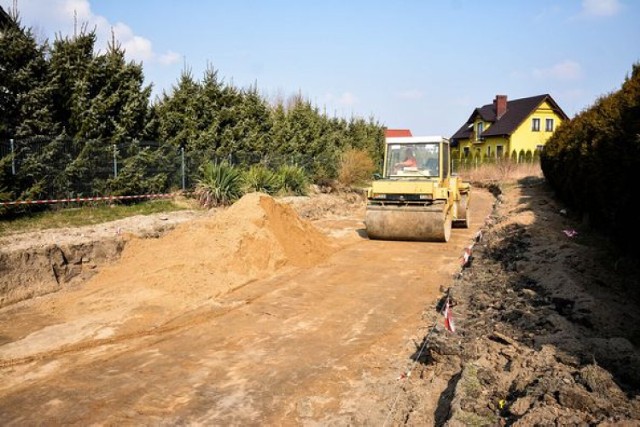 To zdjęcie ilustruje rozpoczęcie prac remontowych na ul. Jarzębinowej w Świerkówcu