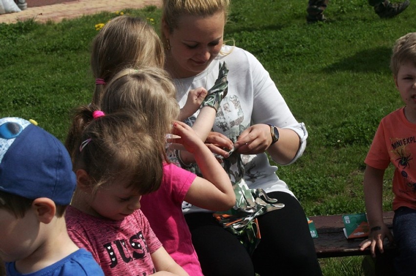 Przedszkolaki tworzą swój ogródek kwiatowo - ziołowy w Legnicy [ZDJĘCIA]