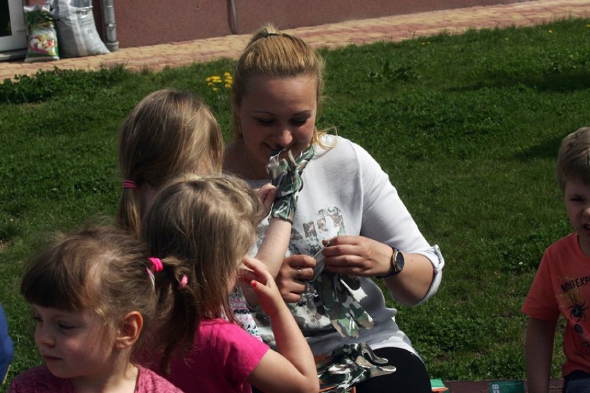 Przedszkolaki tworzą swój ogródek kwiatowo - ziołowy w Legnicy [ZDJĘCIA]