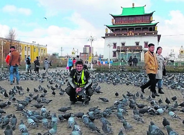 Piotr Głowacki w trakcie zwiedzania stolicy Mongolii - Ułan Bator