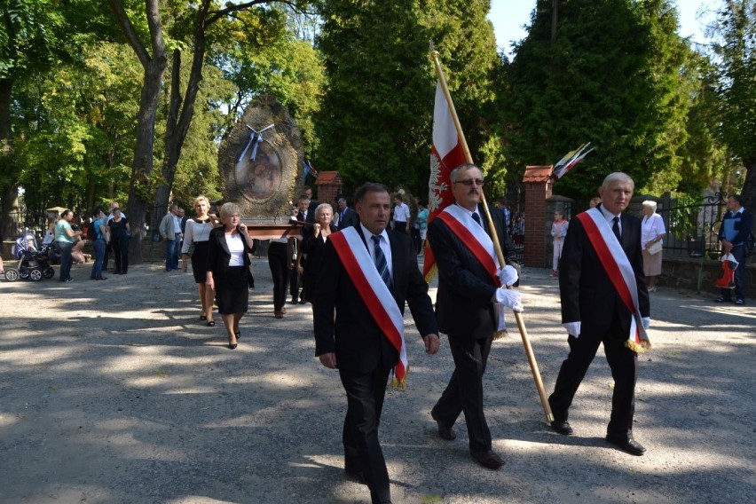 Odpust w Lubiszewie: biskup pelpliński wprowadził relikwie św. Jana Pawła II do sanktuarium