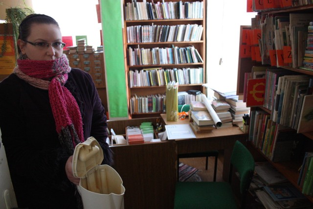 Kinga Syguda pokazuje jak wygląda biblioteka  w Kamyku