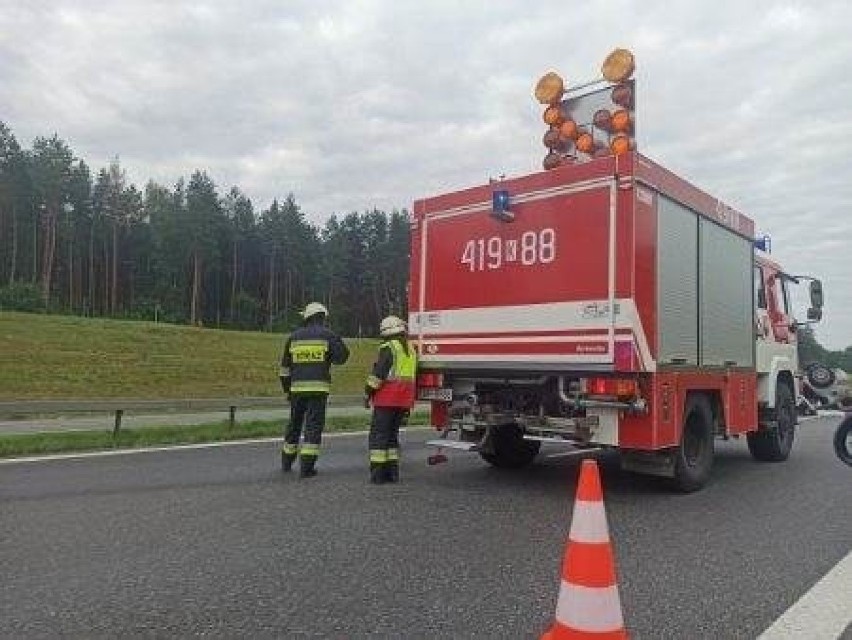 Wypadek na autostradzie A4. W okolicy Szczepanowa dachował samochód ZDJĘCIA