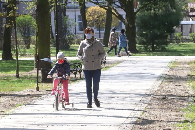 Od poniedziałku 20 kwietnia możemy już wchodzić na tereny zielone takie jak parki, lasy. Jest to pierwszy etap luzowania rządowych obostrzeń wprowadzonych na czas trwającej pandemii koronawirusa. Na razie w parkach jest niewielu spacerowiczów.