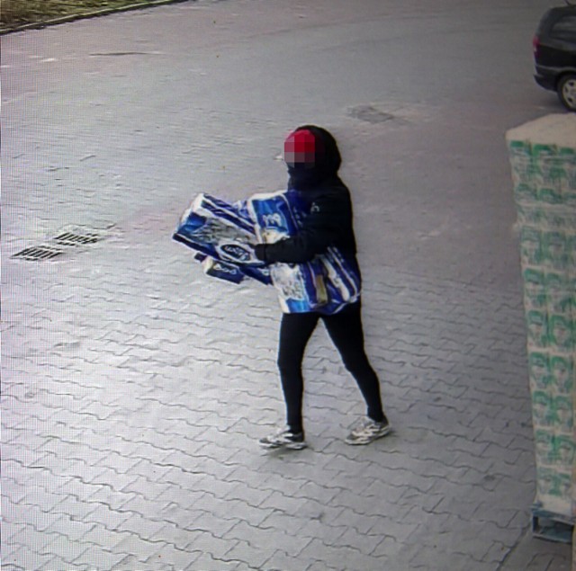 W markecie w Piotrkowie Kujawskim ochrona sklepu zatrzymała 27-latkę, która kilka godzin wcześniej dokonała kradzieży towaru. Kobieta skusiła się na papier toaletowy, który stał na placu przed magazynem.