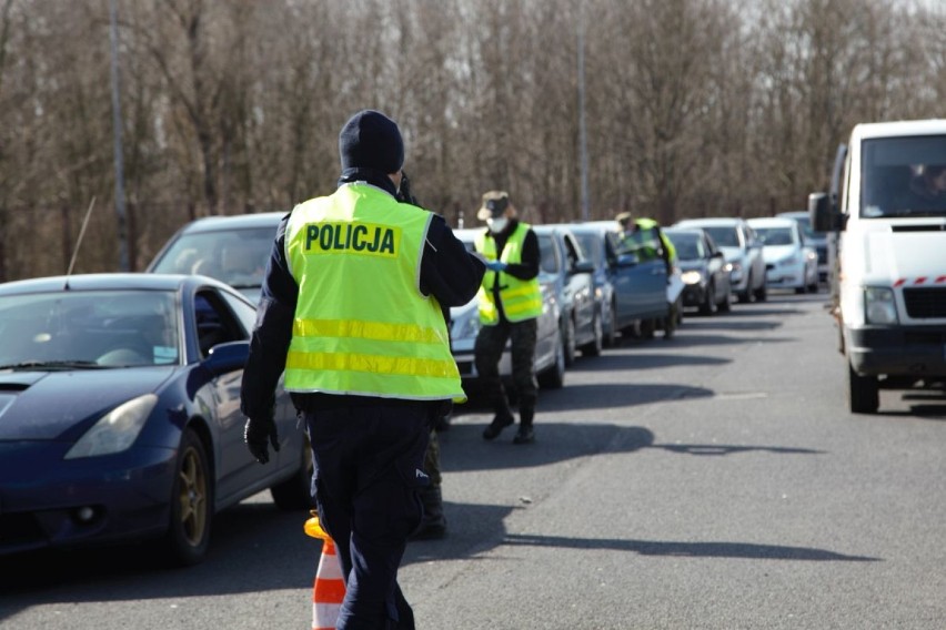 Policja wraz z innymi służbami walczy z pandemią