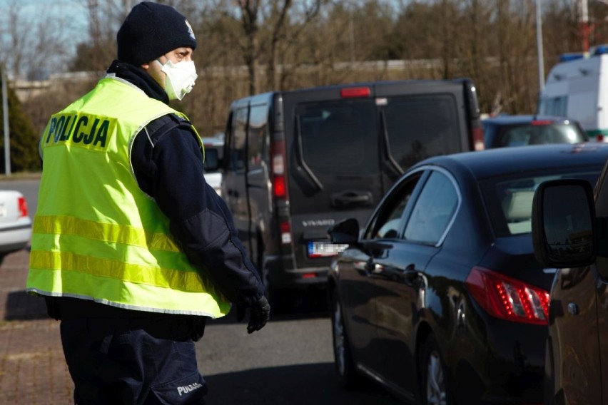 Policjanci sprawdzają wjeżdżających do Polski.