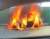 Pożar luksusowego samochodu na autostradzie A1 pod Częstochową. Co robić, gdy auto zaczyna się palić?
