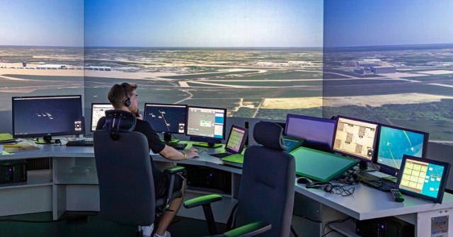 Symulator wieży kontroli lotniska z imitacją widoku dookólnego 360 stopni, tak zwana „Beczka”, fot. PAŻP