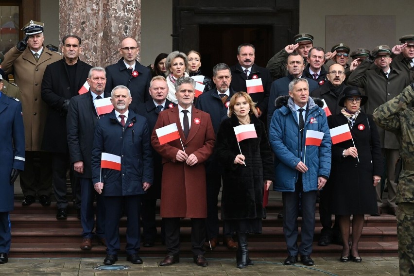 Wojewódzkie Obchody Narodowego Święta Niepodległości 2023 w Kielcach. Mieszkańcy wspólnie odśpiewali hymn przed Muzeum Narodowym