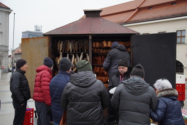 Oscypki, ryby i grzane wino - to największe hity drugiego dnia Jarmarku bożonarodzeniowego w Kielcach.