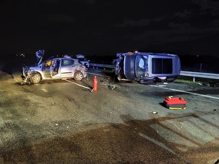 Dziki wbiegły na autostradę A4. Cztery auta rozbite, pięć osób rannych [ZDJĘCIA]