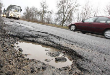 Dziurawa nawierzchnia drogi krajowej nr 12 na odcinku Piotrków - Sulejów jest niebezpieczna dla kierowców