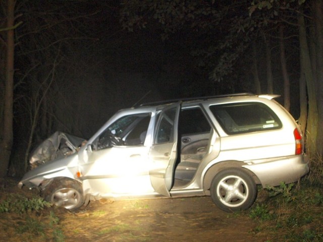 Wypadek w Dzikowie. Dwie osoby trafiły do szpitala [ZDJĘCIA]