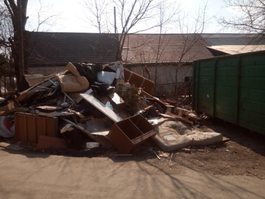 Na placu przy MPO Sokółka śmieci może i leżą, ale prezes zapewnia,  że to zgodne z prawem