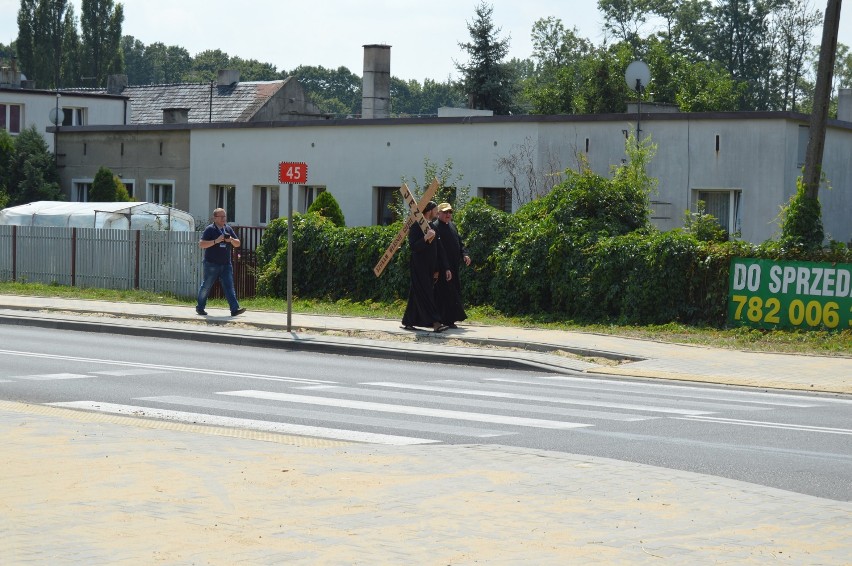 W upalny piątek księża z kilkunastu parafii regionu wieluńskiego nieśli na swoich ramionach krzyż modląc się o powołania[ZDJĘCIA]