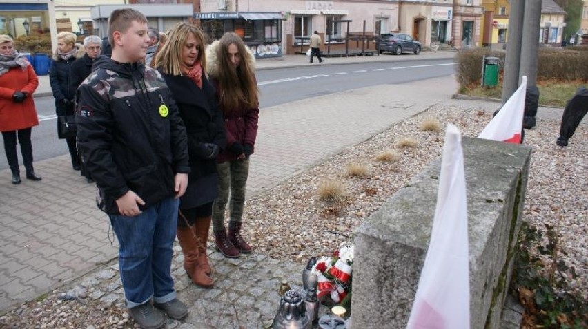 W Głuszycy pamiętali o rocznicy 13 grudnia - spotkanie pod pomnikiem