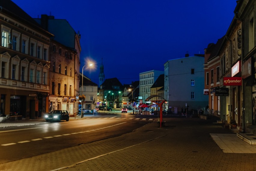 Miasto w letnią, weekendową noc wygląda na opustoszałe