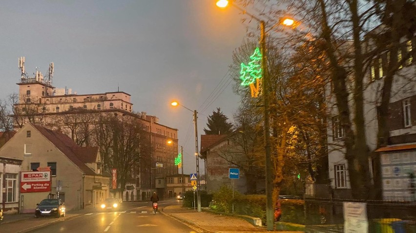 Góra. Na ulicach miasta pojawiły się pierwsze świąteczne ozdoby. Gmina tradycyjnie wypożyczyła je do spółki ENEA [ZDJĘCIA]