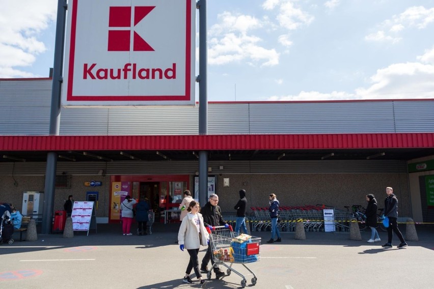 Do listy supermarketów, które omijają zakaz handlu i...