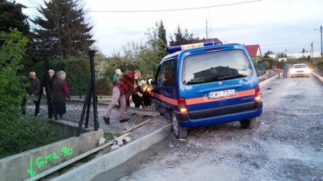 Na krawężniku utknął także samochód straży miejskiej. Zdjęcie zrobione przez mieszkańców Kokotowa.