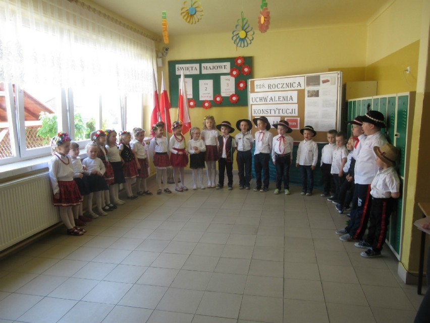 Uczniowie ze Szkoły Podstawowej w Moskurni świętowali rocznicę uchwalenia Konstytucji 3 Maja ZDJĘCIA