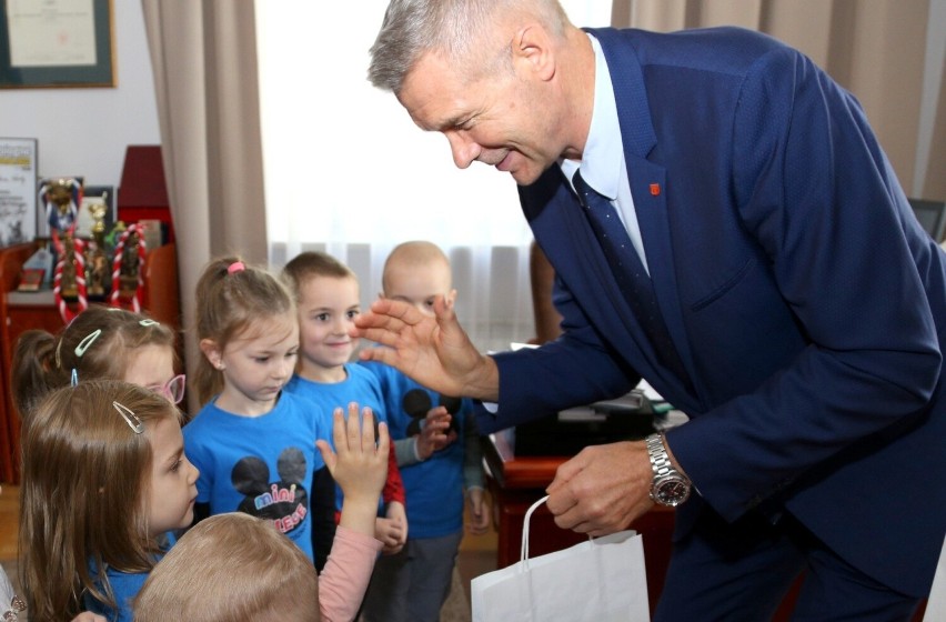 Przedszkolaki gościły u prezydenta Kielc. Chętnie siadały za biurkiem włodarza