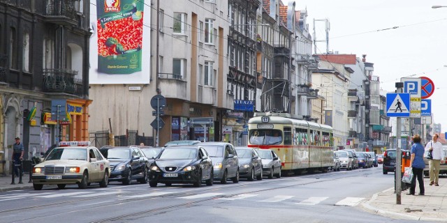 Tramwaj na Dąbrowskiego
To jedna z istniejących tras w Poznaniu, która musi zostać gruntownie zmodernizowana. Mirosław Kruszyński, zastępca prezydenta Poznania ma nadzieję, że pieniądze na przebudowę dostaniemy z Unii Europejskiej. A przynajmniej sporą część tej kwoty. Wtedy nie tylko pojawią się nowe tory na Dąbrowskiego.
-&nbsp;Chcemy również odseparować tramwaje od samochodów - mówi Mirosław Kruszyński.

A to oznacza, że torowisko zostałoby wydzielone z jezdni. Dzięki temu nie byłoby takich sytuacji, jak dzisiaj: że stojące w korku samochody blokują tramwaje.

Polecamy: Fatalny stan torowisk w Poznaniu!