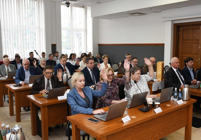 Wotum zaufania i absolutorium dla prezydenta Krzysztofa Chojniaka udzieliła Rada Miasta Piotrkowa, 25.05.2022
