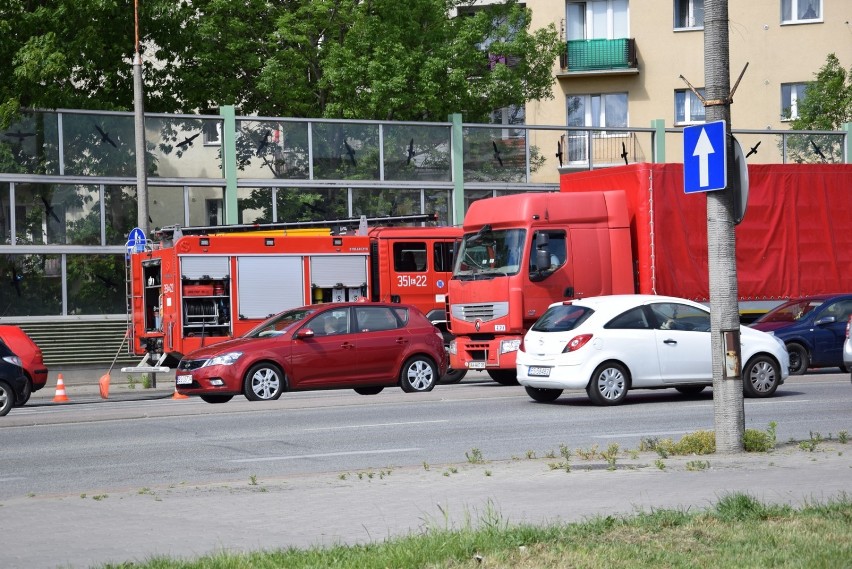 Pożar samochodu na Wiadukcie w Skierniewicach. Utrudnienia w ruchu [ZDJĘCIA]