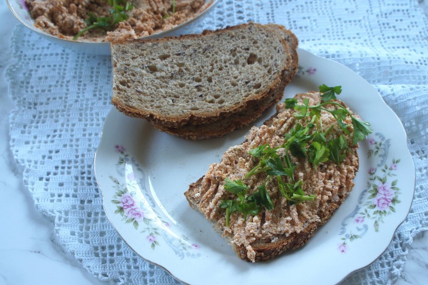 Kanapka z awanturką to pyszna pasta rybna prosto z PRL-u.